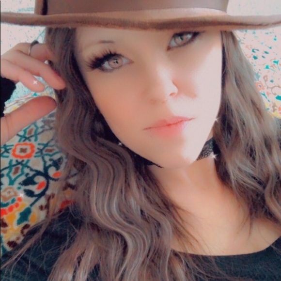 Meet your Posher, Caitlin - Picture 8 of 9